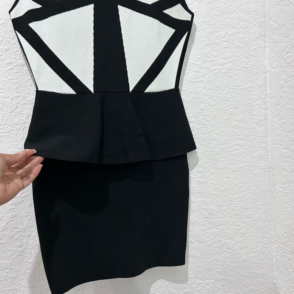📚DROP⬇️ BCBGMAXAZRIA • Black & White Peplum Dress • sz S • - Picture 7 of 9